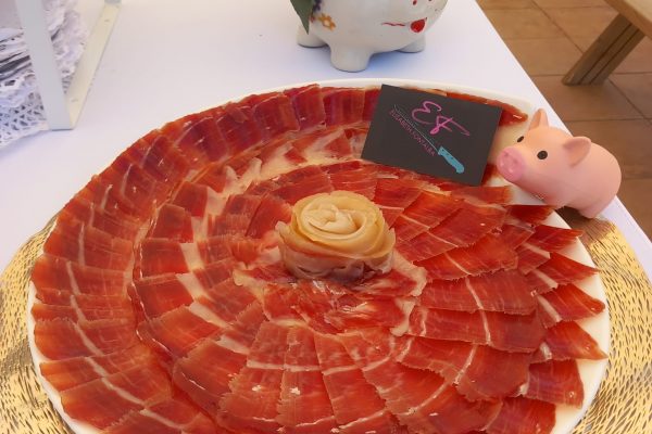 Plato de jamón ibérico de alta calidad, cortado profesionalmente en Málaga, ideal para eventos y degustaciones. Descubre el auténtico sabor del Jamón Ibérico.