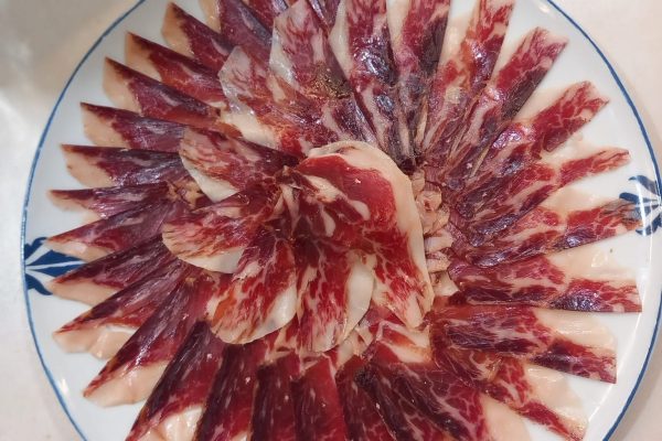 Jamón ibérico de bellota de Málaga: el arte del corte en su máxima expresión.