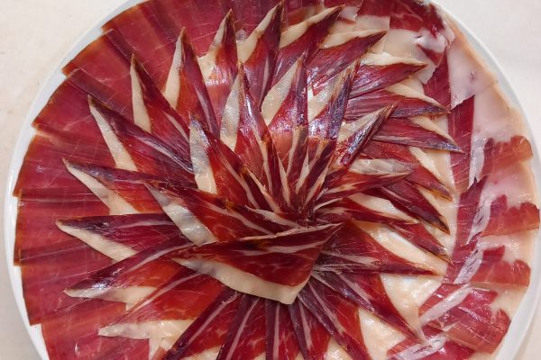Jamón ibérico de bellota de Málaga: el placer de la tradición en cada loncha.