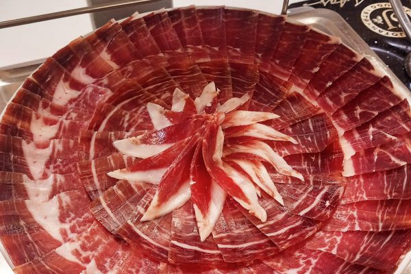 Plato de jamón ibérico de alta calidad, cortado profesionalmente en Málaga, ideal para eventos y degustaciones. Descubre el auténtico sabor del Jamón Ibérico.