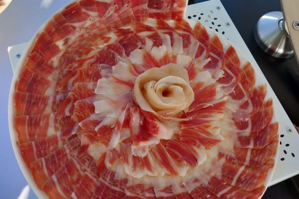 Plato de jamón ibérico de alta calidad, cortado profesionalmente en Málaga, ideal para eventos y degustaciones. Descubre el auténtico sabor del Jamón Ibérico.