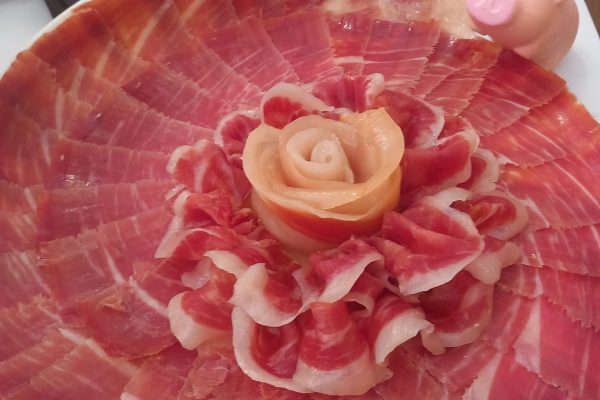 Plato de jamón ibérico de alta calidad, cortado profesionalmente en Málaga, ideal para eventos y degustaciones. Descubre el auténtico sabor del Jamón Ibérico.