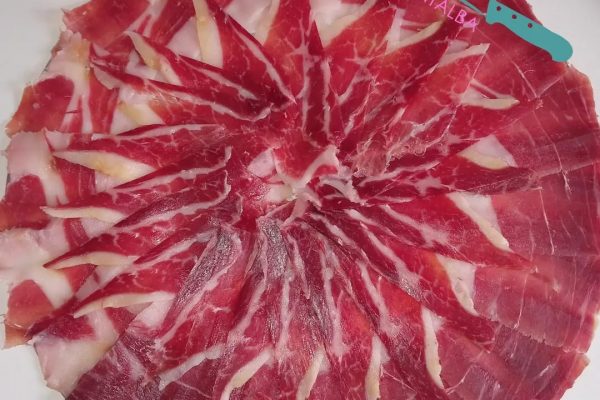 Plato de jamón ibérico de alta calidad, cortado profesionalmente en Málaga, ideal para eventos y degustaciones. Descubre el auténtico sabor del Jamón Ibérico.