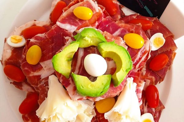Plato de jamón ibérico de alta calidad, cortado profesionalmente en Málaga, ideal para eventos y degustaciones. Descubre el auténtico sabor del Jamón Ibérico.